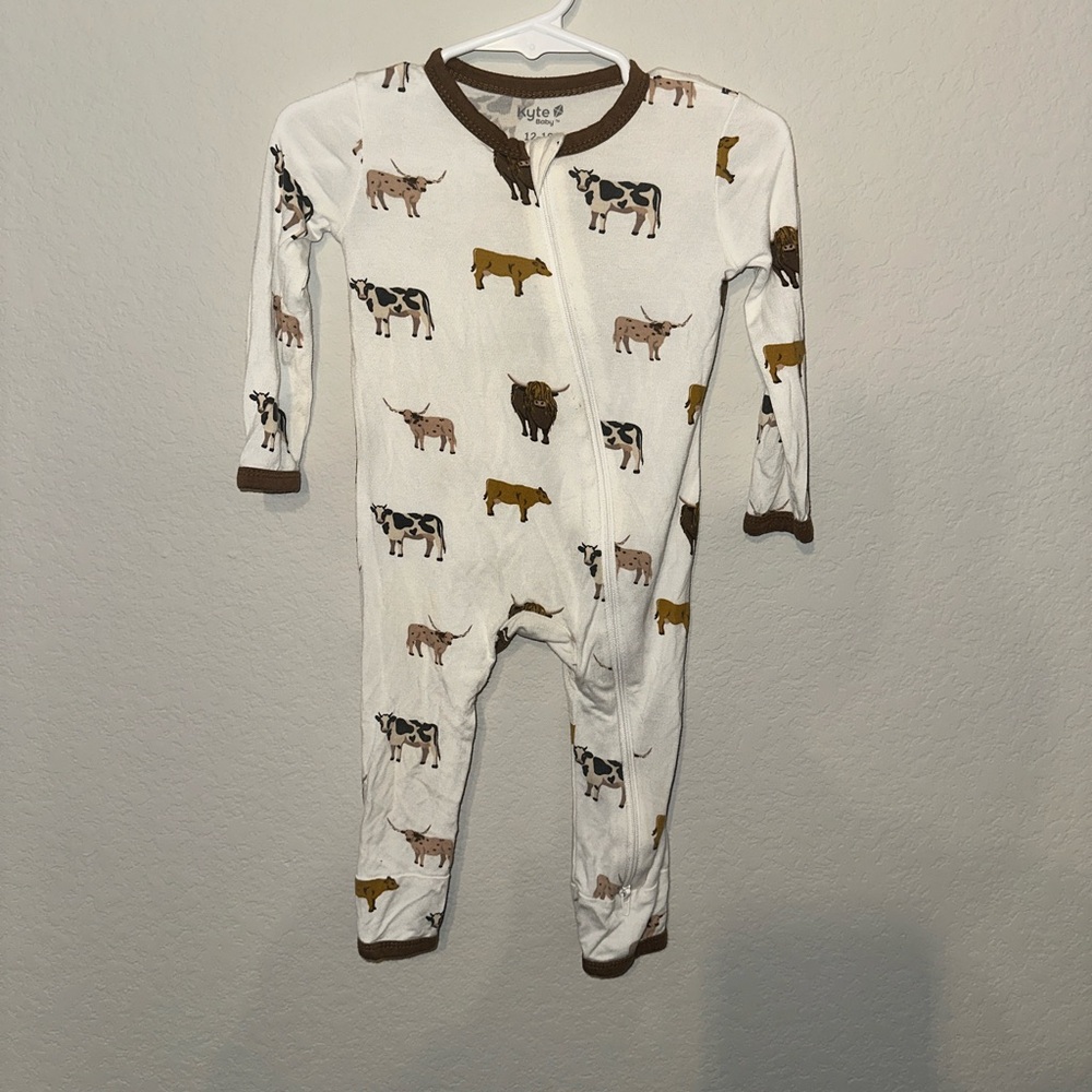 KYTE Baby Zippered Romper in Moo Sz. 12-18 months